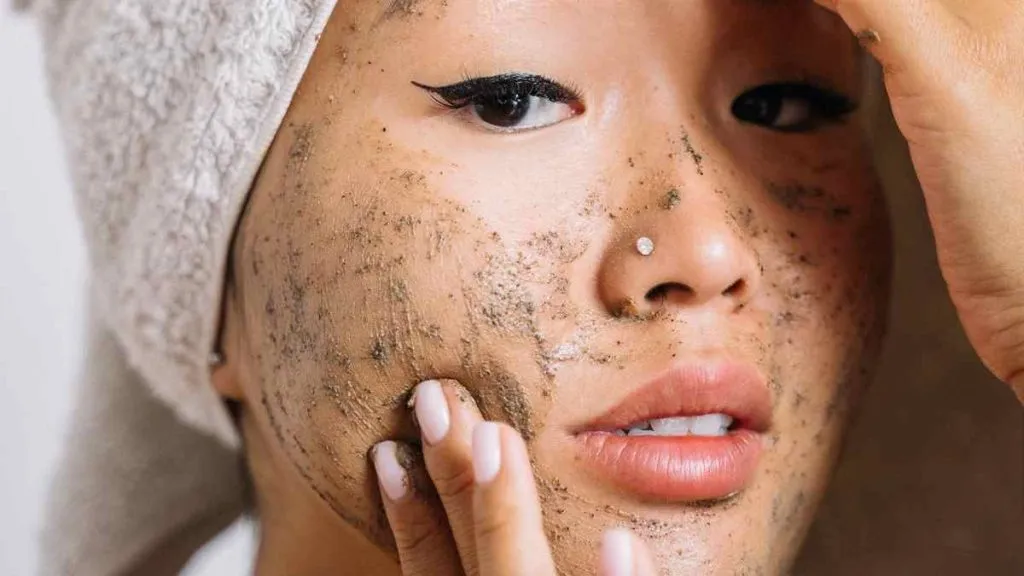 7 Cara Memakai Scrub Wajah yang Tepat