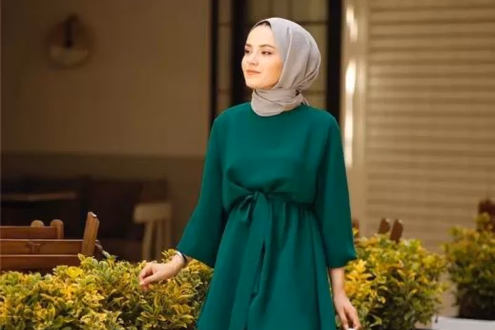 Baju Hijau Botol Cocok dengan Celana Warna Apa?