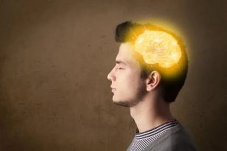 Buah yang Dilarang untuk Penderita Stroke: Kenali Risikonya! Bagi penderita stroke, pola makan sangat berpengaruh terhadap kondisi kesehatan. Mengonsumsi makanan yang tepat dapat membantu pemulihan dan mencegah komplikasi. Namun, tidak semua makanan baik untuk dikonsumsi, termasuk beberapa jenis buah. Meski dikenal sehat dan kaya nutrisi, ada beberapa buah yang dilarang untuk penderita stroke karena bisa meningkatkan risiko tekanan darah tinggi, kadar gula yang tidak stabil, atau gangguan sirkulasi darah. Mengapa ada buah yang sebaiknya dihindari oleh penderita stroke? Beberapa buah mengandung kadar gula tinggi, kalium berlebih, atau zat yang dapat memperburuk kondisi pembuluh darah. Oleh karena itu, penting bagi penderita stroke dan keluarganya untuk memahami makanan mana yang aman dan mana yang harus dibatasi. Lalu, buah apa saja yang perlu dihindari? Artikel ini akan mengulas berbagai buah yang dilarang untuk penderita stroke, alasannya, serta alternatif sehat yang lebih aman untuk dikonsumsi. Mengapa Penderita Stroke Perlu Memilih Buah dengan Hati-Hati? Stroke terjadi akibat gangguan aliran darah ke otak, yang bisa disebabkan oleh penyumbatan atau pecahnya pembuluh darah. Pemulihan setelah stroke membutuhkan pola makan yang mendukung kesehatan jantung dan pembuluh darah. 1. Kandungan Gula yang Berlebihan Buah memang mengandung gula alami, tetapi beberapa jenis memiliki kadar gula yang sangat tinggi. Gula berlebih dalam darah dapat memengaruhi tekanan darah dan meningkatkan risiko komplikasi bagi penderita stroke. 2. Pengaruh Kalium terhadap Tekanan Darah Beberapa buah mengandung kalium dalam jumlah tinggi, yang bisa menjadi masalah bagi penderita stroke dengan gangguan ginjal atau tekanan darah yang tidak stabil. Kalium yang berlebihan dapat memperburuk kondisi kesehatan pembuluh darah. 3. Interaksi dengan Obat Stroke Penderita stroke sering mengonsumsi obat pengencer darah atau obat tekanan darah tinggi. Beberapa buah dapat berinteraksi dengan obat ini, sehingga mengurangi efektivitas atau bahkan meningkatkan risiko efek samping. Buah yang Dilarang untuk Penderita Stroke Tidak semua buah aman dikonsumsi oleh penderita stroke. Berikut adalah beberapa buah yang sebaiknya dihindari atau dikonsumsi dalam jumlah terbatas. 1. Durian: Kandungan Kolesterol dan Gula yang Tinggi Durian dikenal sebagai buah dengan kandungan lemak dan gula yang tinggi, yang dapat meningkatkan kadar kolesterol serta tekanan darah. Penderita stroke yang memiliki riwayat hipertensi sangat disarankan untuk menghindari durian. 2. Pisang: Mengandung Kalium Tinggi Meskipun pisang sehat, kandungan kaliumnya cukup tinggi. Bagi penderita stroke dengan gangguan ginjal atau tekanan darah yang tidak stabil, konsumsi pisang dalam jumlah banyak dapat memperburuk kondisi kesehatan. 3. Anggur: Memicu Lonjakan Gula Darah Anggur memiliki indeks glikemik tinggi yang dapat meningkatkan kadar gula darah secara cepat. Penderita stroke yang juga memiliki diabetes atau prediabetes sebaiknya membatasi konsumsi buah ini. 4. Mangga: Kandungan Gula Berlebih Seperti anggur, mangga mengandung kadar gula yang cukup tinggi. Konsumsi mangga yang berlebihan dapat meningkatkan risiko obesitas dan komplikasi bagi penderita stroke. 5. Nangka: Berisiko Menyebabkan Peningkatan Tekanan Darah Nangka memiliki kandungan gula tinggi dan juga dapat meningkatkan tekanan darah pada beberapa orang. Karena itu, penderita stroke sebaiknya menghindari atau membatasi konsumsi nangka. 6. Kelapa Muda: Mengandung Elektrolit yang Bisa Mengganggu Keseimbangan Tubuh Air kelapa muda sering dianggap sehat, tetapi mengandung kalium dalam jumlah tinggi. Bagi penderita stroke yang memiliki tekanan darah tidak stabil atau masalah ginjal, konsumsi air kelapa berlebihan dapat menjadi masalah. Alternatif Buah yang Aman untuk Penderita Stroke Jika beberapa buah harus dihindari, ada juga banyak buah yang justru baik untuk kesehatan penderita stroke. Berikut adalah beberapa alternatif yang lebih aman dikonsumsi: 1. Apel: Rendah Gula dan Kaya Serat Apel mengandung serat tinggi yang baik untuk kesehatan jantung dan pembuluh darah. Kandungan gulanya pun lebih rendah dibandingkan anggur atau mangga. 2. Alpukat: Sumber Lemak Sehat Meskipun mengandung lemak, alpukat kaya akan lemak sehat yang baik untuk jantung. Alpukat juga dapat membantu mengontrol tekanan darah karena kandungan kaliumnya yang lebih seimbang. 3. Jeruk: Kaya Vitamin C dan Baik untuk Sirkulasi Darah Jeruk memiliki kandungan vitamin C yang tinggi, yang dapat membantu memperkuat sistem kekebalan tubuh dan mendukung kesehatan pembuluh darah. 4. Stroberi: Antioksidan untuk Perlindungan Otak Stroberi dan beri lainnya kaya akan antioksidan, yang dapat membantu melindungi sel otak dari kerusakan akibat stroke. 5. Pepaya: Melancarkan Pencernaan Pepaya memiliki serat tinggi dan baik untuk sistem pencernaan serta mengontrol tekanan darah. Kesimpulan Menjaga pola makan yang sehat adalah bagian penting dari pemulihan stroke. Meskipun buah mengandung banyak nutrisi, ada beberapa buah yang dilarang untuk penderita stroke karena bisa meningkatkan risiko tekanan darah tinggi, kadar gula yang tidak stabil, atau gangguan sirkulasi darah. Buah seperti durian, pisang, anggur, dan mangga sebaiknya dihindari atau dibatasi. Sebagai gantinya, penderita stroke dapat mengonsumsi apel, jeruk, stroberi, dan alpukat yang lebih aman bagi kesehatan pembuluh darah dan otak. Apakah Kamu atau keluargamu memiliki pengalaman terkait pola makan setelah stroke? Bagikan pendapat dan pengalamanmu di kolom komentar! Meta Description: Kenali buah yang dilarang untuk penderita stroke agar tidak memperburuk kondisi kesehatan. Simak daftar lengkap dan alternatifnya di sini!