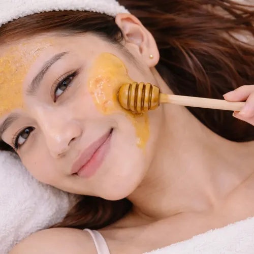 Beeswax adalah rahasia alami atasi kulit kering! Cari tahu manfaat hebat kandungan skincare ini, tips pakai, dan fakta uniknya di sini biar kulitmu makin sehat.