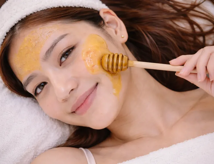 Beeswax adalah rahasia alami atasi kulit kering! Cari tahu manfaat hebat kandungan skincare ini, tips pakai, dan fakta uniknya di sini biar kulitmu makin sehat.