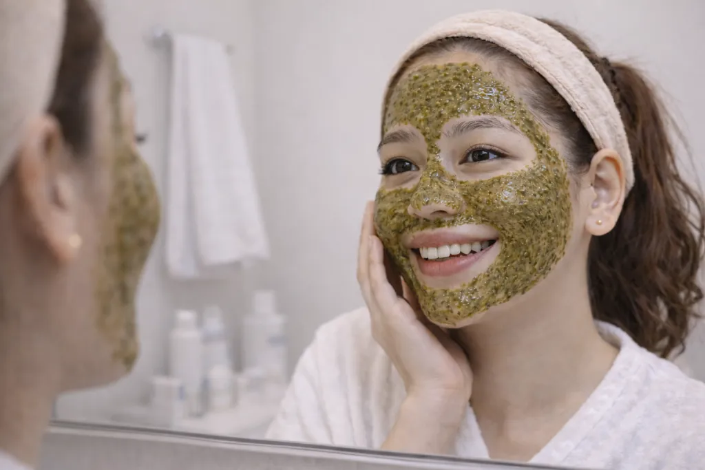 Temukan rahasia masker mugwort yang lagi viral untuk kulit glowing! Dari manfaat calming hingga tips pakai, yuk coba sendiri dan rasakan bedanya.