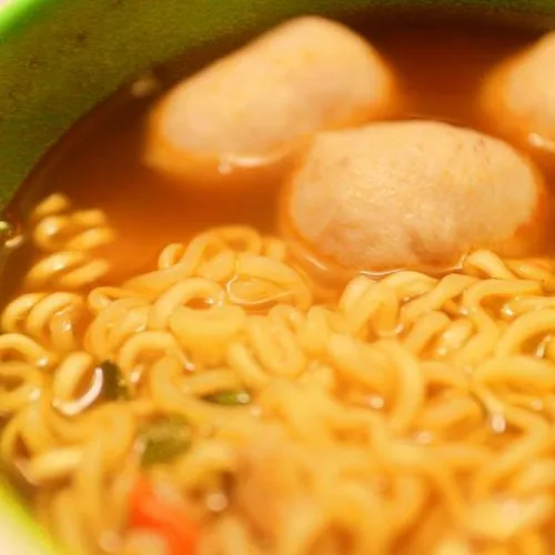 apakah mie instan menyebabkan jerawat