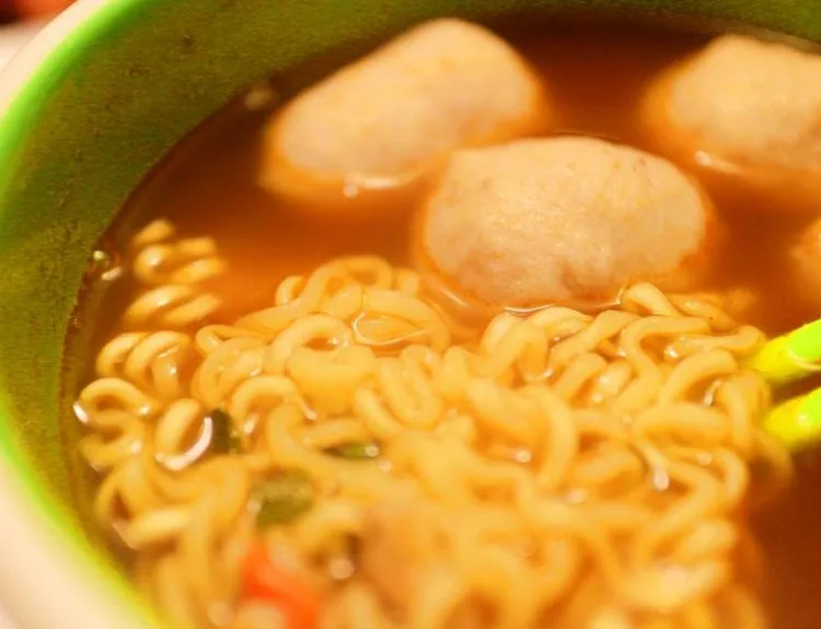 apakah mie instan menyebabkan jerawat