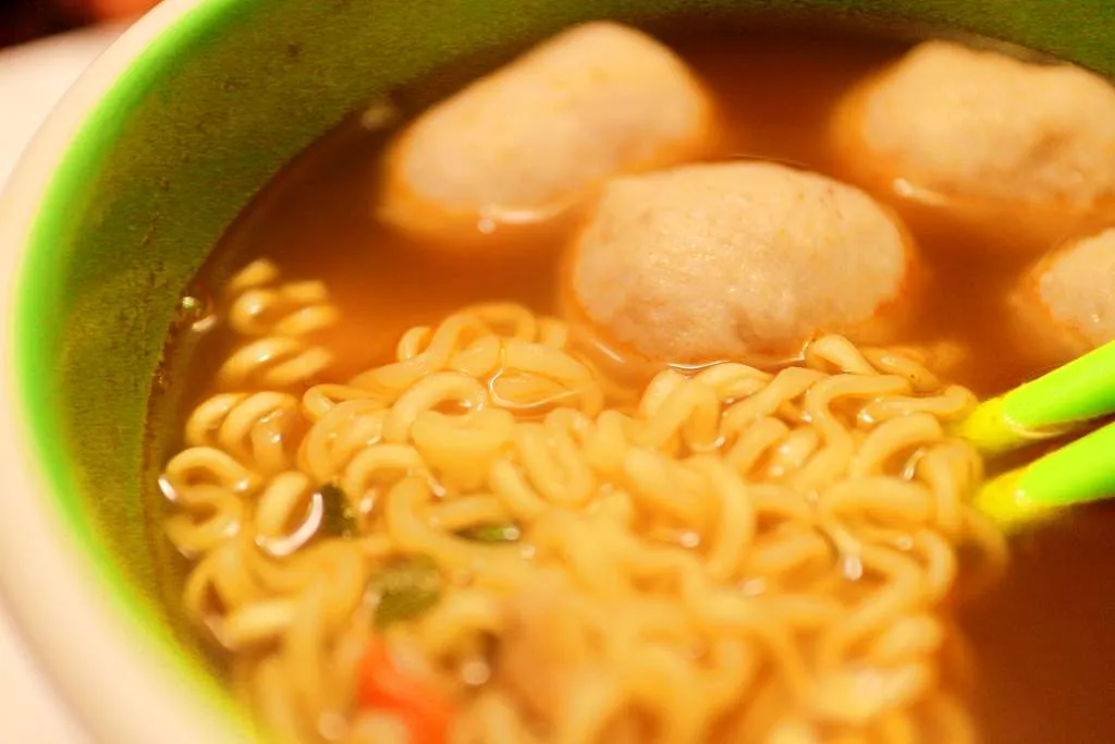 apakah mie instan menyebabkan jerawat