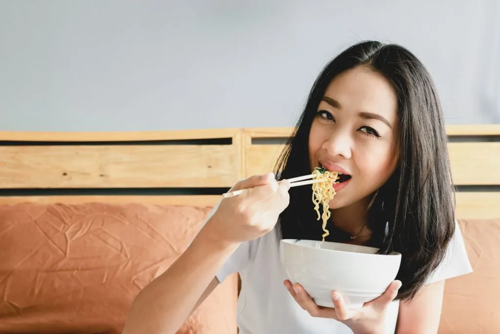 apakah mie instan menyebabkan jerawat