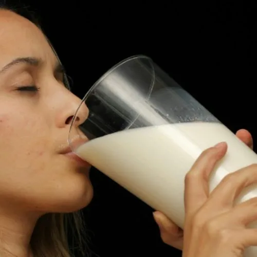 apakah minum susu bisa menyebabkan jerawat