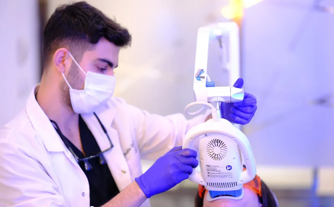 Mau Senyum Lebih Cerah dan Percaya Diri? Ini yang Perlu Kamu Tahu tentang Laser Pemutih Gigi