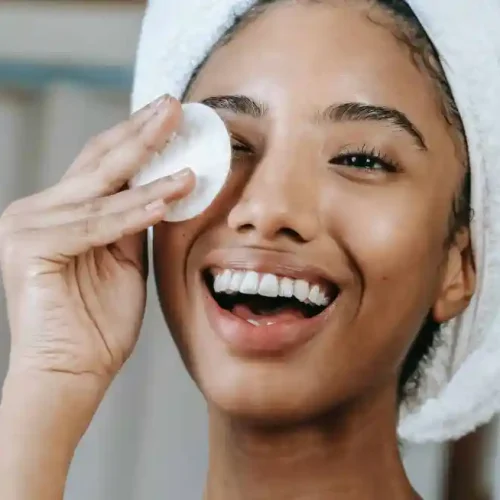 memakai micellar water sebelum tidur