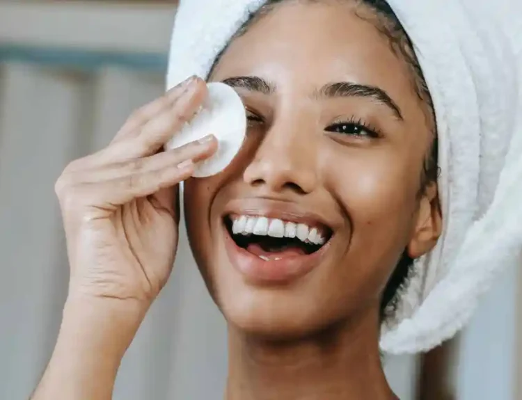 memakai micellar water sebelum tidur