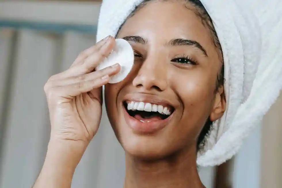 memakai micellar water sebelum tidur