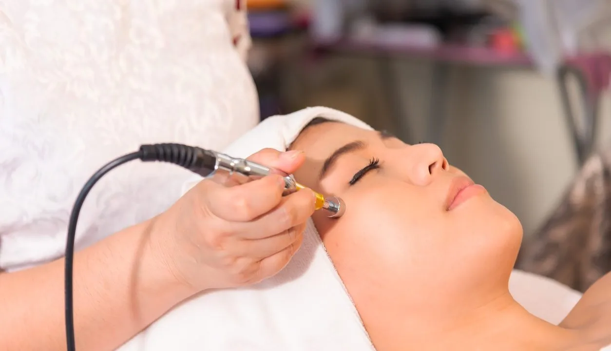 Microdermabrasi Bikin Kulit Wajah Lebih Cerah dan Halus, Kamu Sudah Coba?
