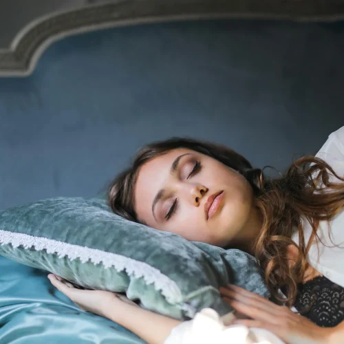 tidur dengan rambut basah