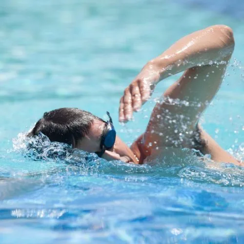 cara menghilangkan kulit belang setelah berenang