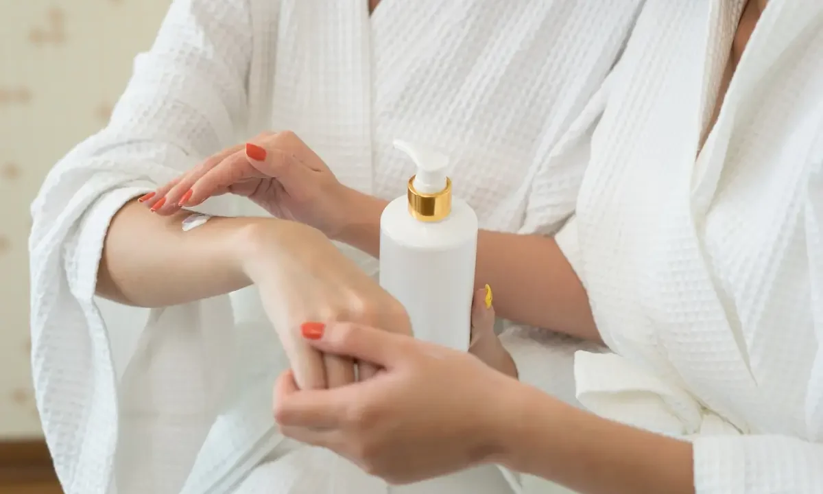 Efek Samping Pemutih Badan yang Bikin Kamu Mikir Dua Kali, Ini yang Harus Kamu Tahu!