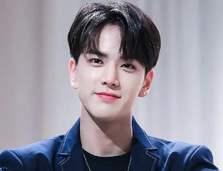 gaya rambut belah tengah