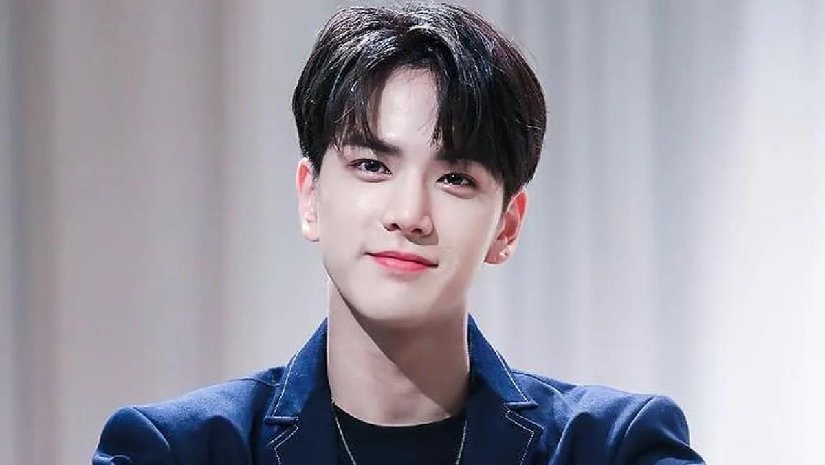 gaya rambut belah tengah