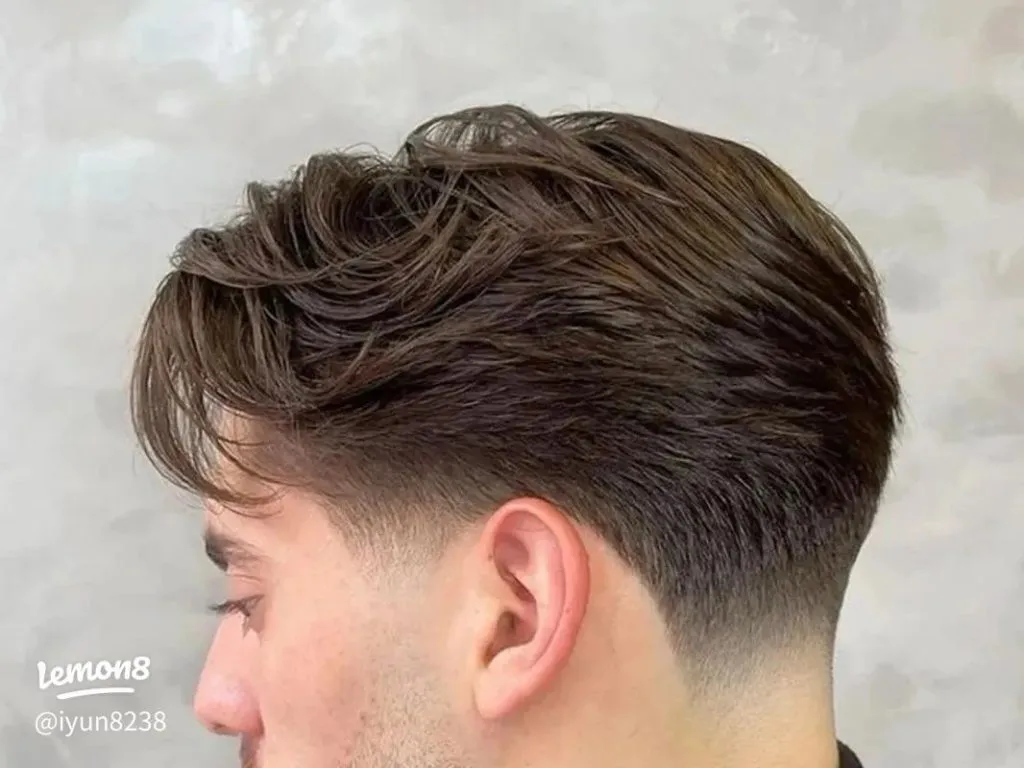 model rambut pria lurus jatuh