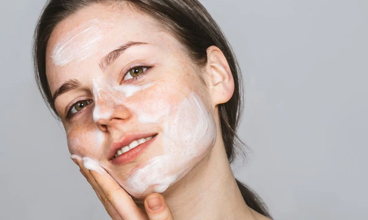 Facial Foam Adalah Apa Sih yang Bikin Banyak Orang Bingung Saat Pilih Pembersih Wajah?
