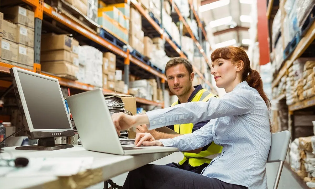 Warehouse Admin Adalah Pekerjaan yang Bikin Operasional Bisnis Kamu Jauh Lebih Lancar dan Menyenangkan