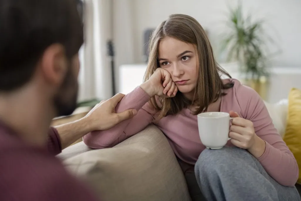 emotionally detached adalah