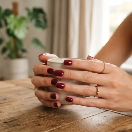 nail art simple maroon